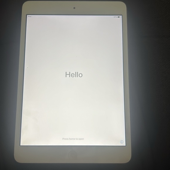 iPad mini 2 generation comes with 2 cases, stylus, and charger. - Picture 1 of 7